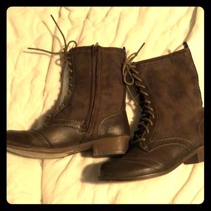 Dirty Laundry - size 7.5 boots in taupe - EUC